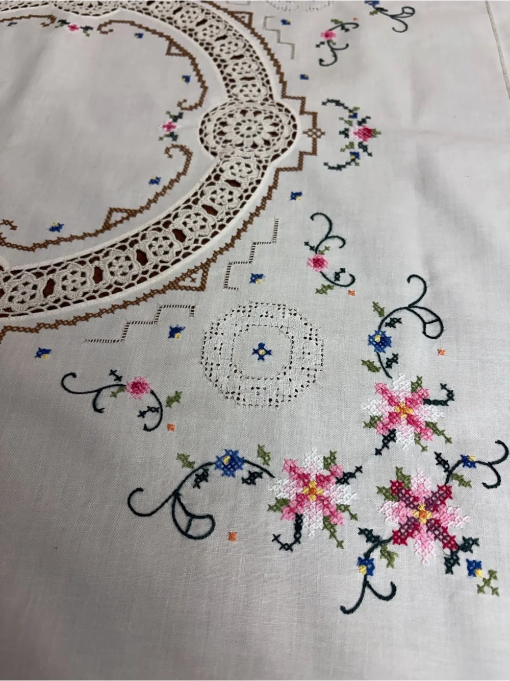Vintage Hand Embroidered Floral Tablecloth Crochet Lace Linen 41” Square